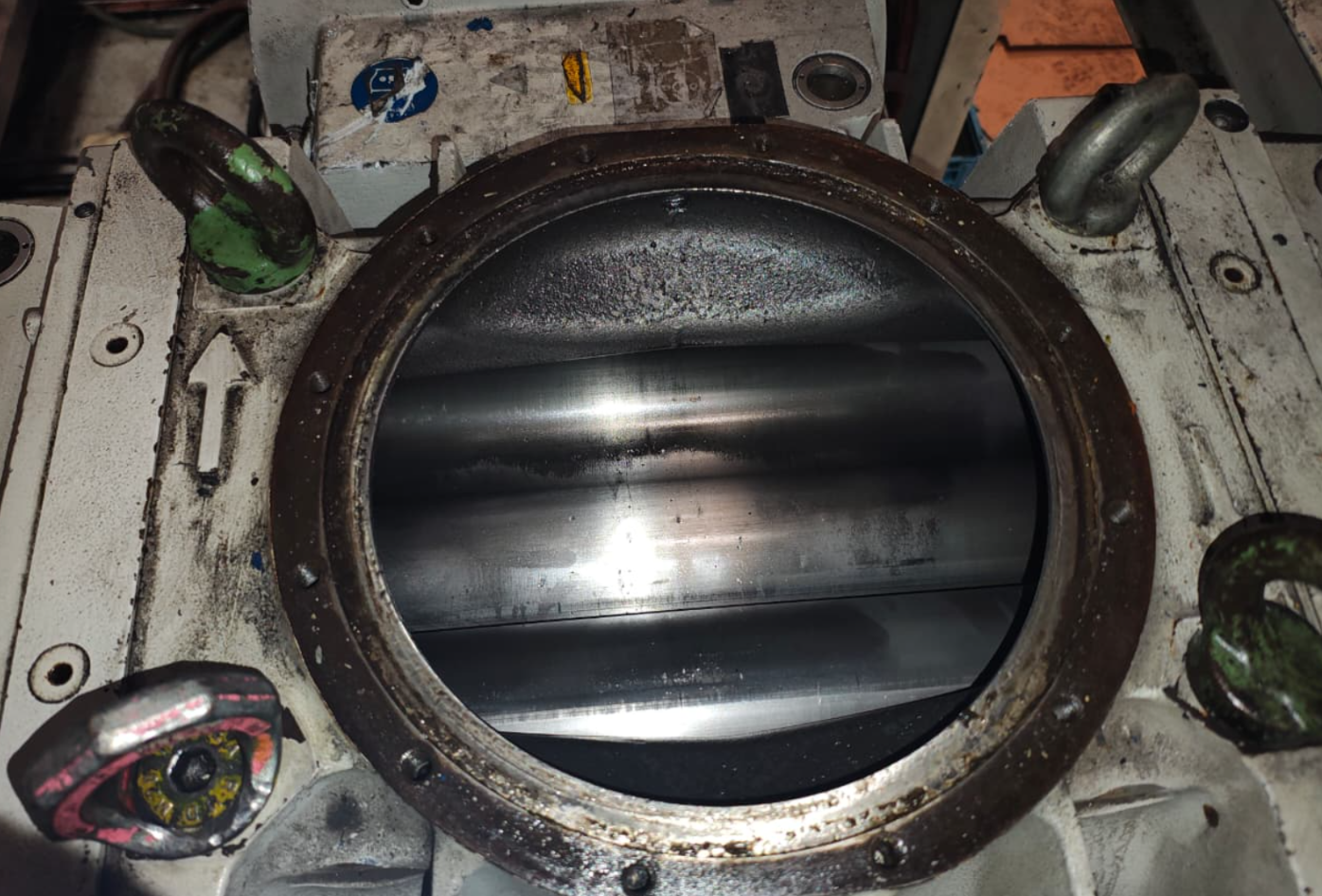 Rotor da bomba de vácuo sujo antes da manutenção
